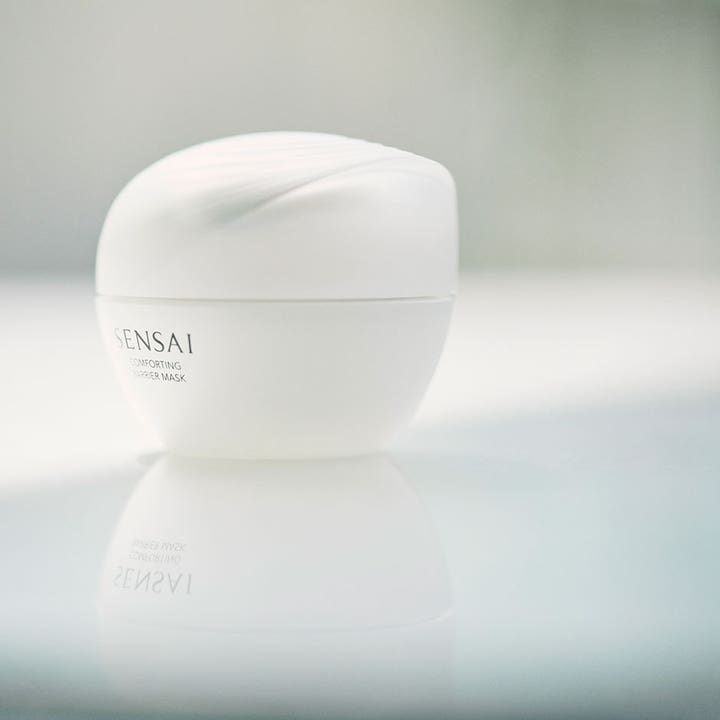 Sensai Comforting Barrier Mask 60 ml beroligende ansigtsmaske i hvid krukke med bølgeformet låg styrker hudbarrieren