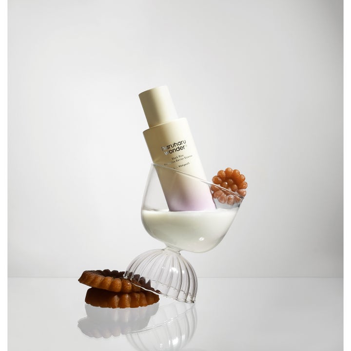 haruharu wonder Black Rice Probiotics Barrier Essence 120 ml styrkende essence i glas med mælkehvid væske og kager