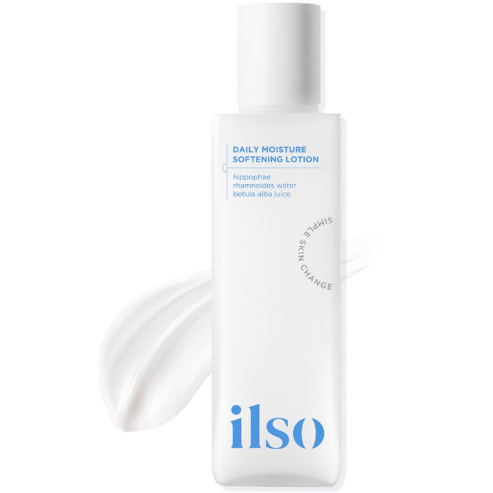 ilso Daily Moisture Softening Lotion fugtgivende ansigtslotion i hvid flaske med blå tekst og cremet hvid konsistens