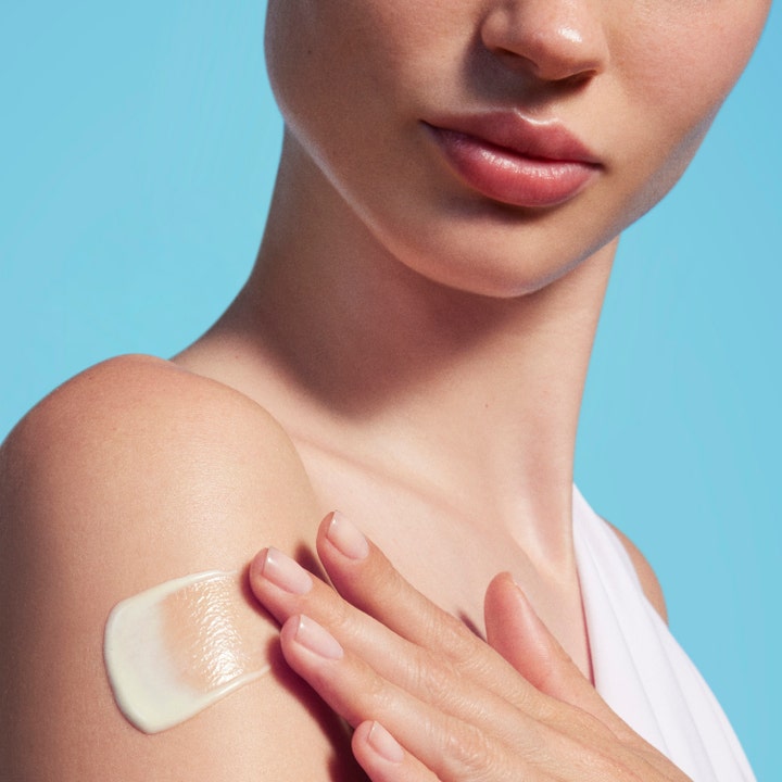 Biotherm Waterlover Creme Solaire Anti-Age SPF50 50 ml solcreme påføres med en finger på en skulder