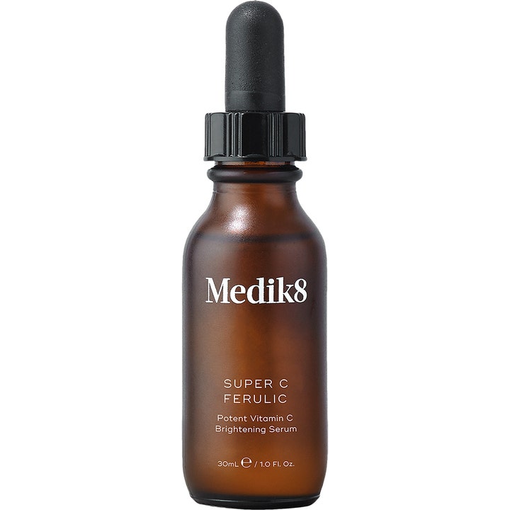 Medik8 Super C Ferulic 30 ml glødgivende C-vitamin serum i en mørkebrun glasflaske med sort pipette