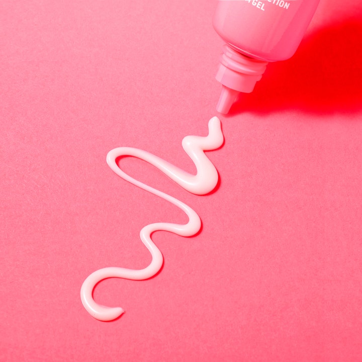 Nuxe Crème Prodigieuse Boost 15 ml øjencreme med en let lyserød tekstur på en rosa baggrund