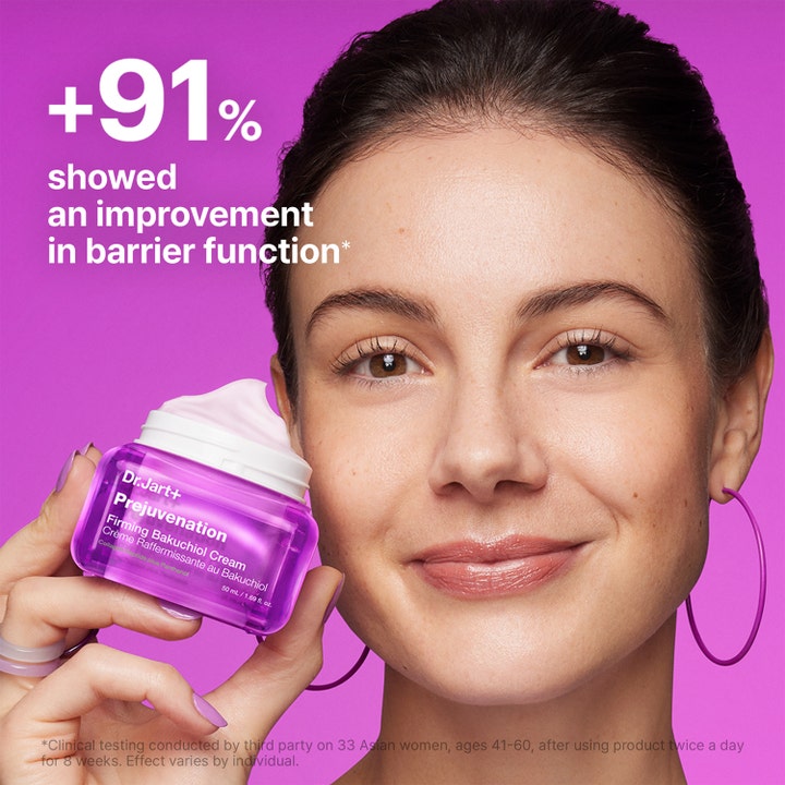 Dr.Jart+ Prejuvenation Firming Bakuchiol Cream 50 ml opstrammende creme i lilla krukke vist af kvinde med tekst om barriere