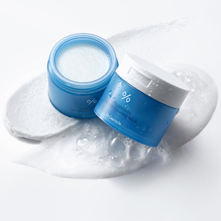 Dr. Ceuracle Hyal Reyouth Melting Foaming Balm 100 ml fugtgivende ansigtsrens i blå krukke med hvidt skum.