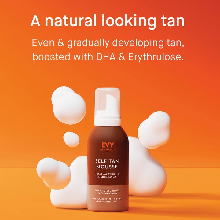 EVY Technology Selftan Face and Body Mousse 150 ml selvbruner giver naturlig kulør vist med hvidt skum og DHA.