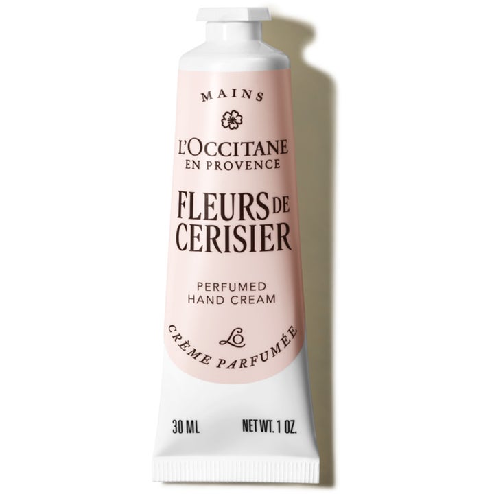 L'Occitane Fleurs de Cerisier 30 ml velduftende håndcreme i en lyserød tube med hvidt låg