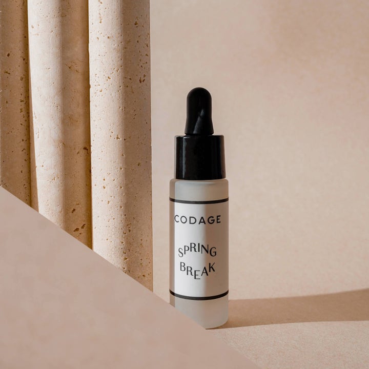 Codage Paris Spring Break Serum 10 ml detox serum i lille glasflaske med sort pipette i beige arkitektonisk setting