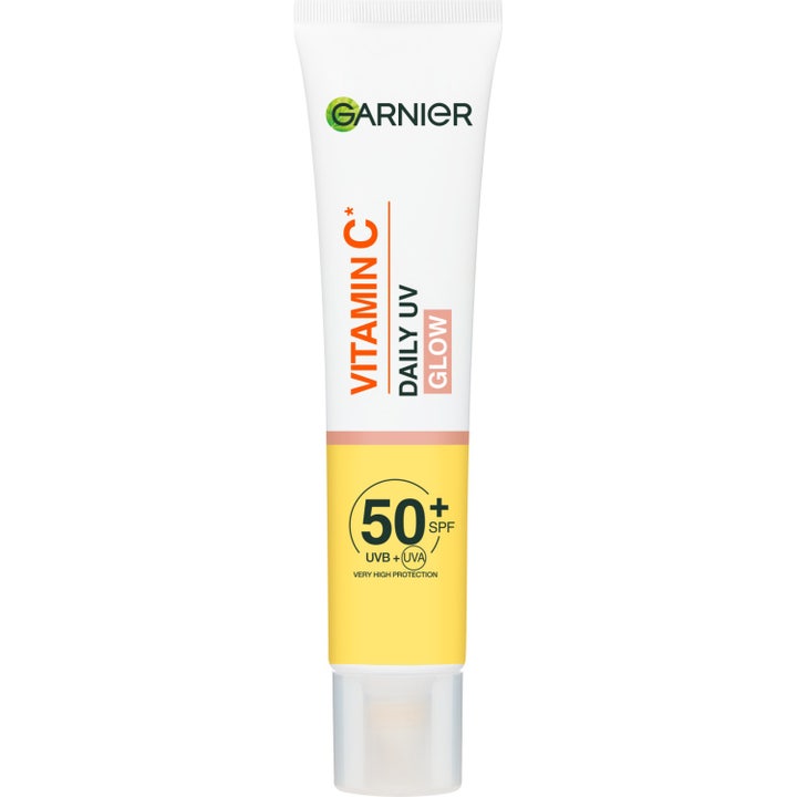 Garnier Vitamin C Daily UV Glow 40ml SPF 50+ ansigtssolcreme i hvid og gul tube der giver huden glød