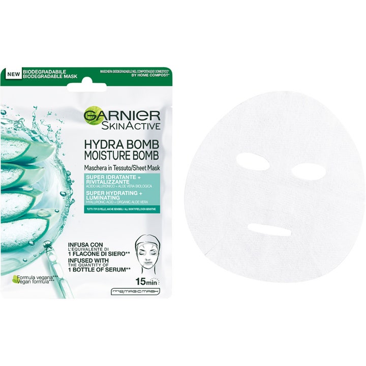 Garnier Moisture Bomb Aloe Sheet Mask 28 g fugtgivende sheet maske med hvid ansigtsmaske og grøn emballage.