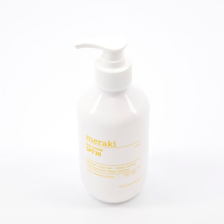 Meraki Sun Lotion SPF 30 275 ml solcreme der giver høj beskyttelse i hvid flaske med pumpe og gul tekst.