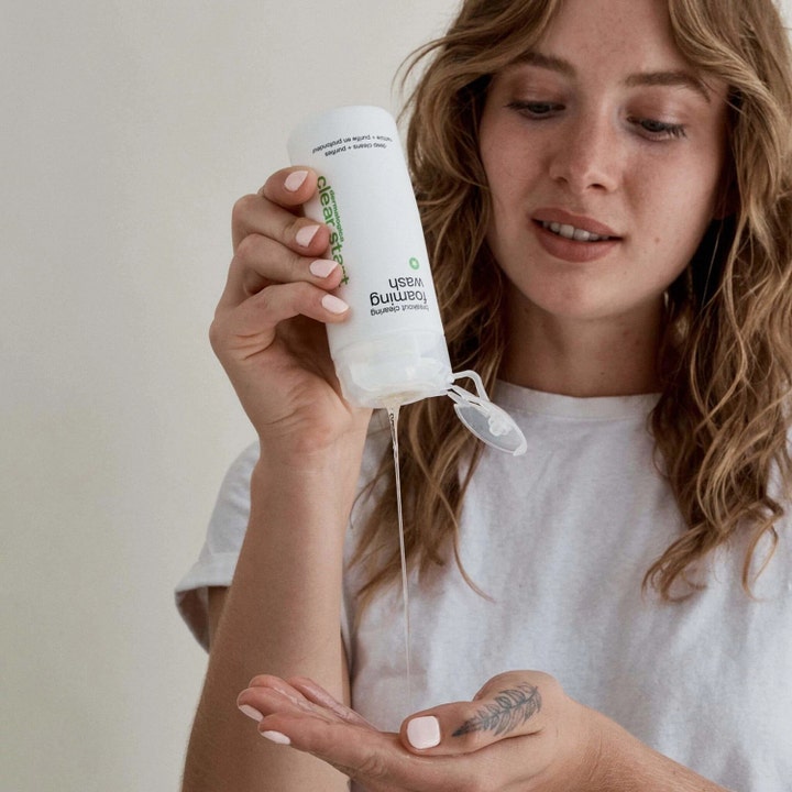 Dermalogica Breakout Clearing Foaming Wash 295 ml ansigtsrens hældes ud i hånden af en kvinde
