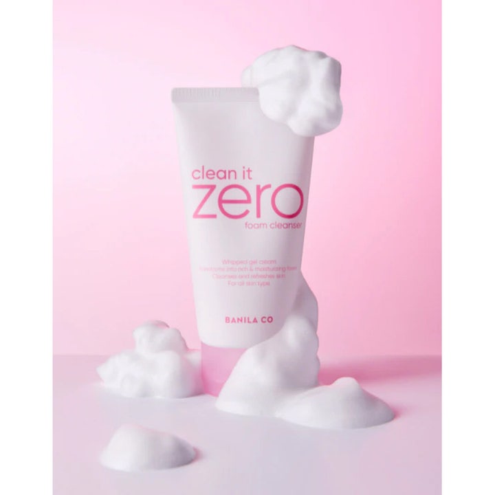 Banila Co Clean It Zero Foam Cleanser 150 ml fugtgivende ansigtsrens i hvid tube omgivet af luftigt hvidt skum