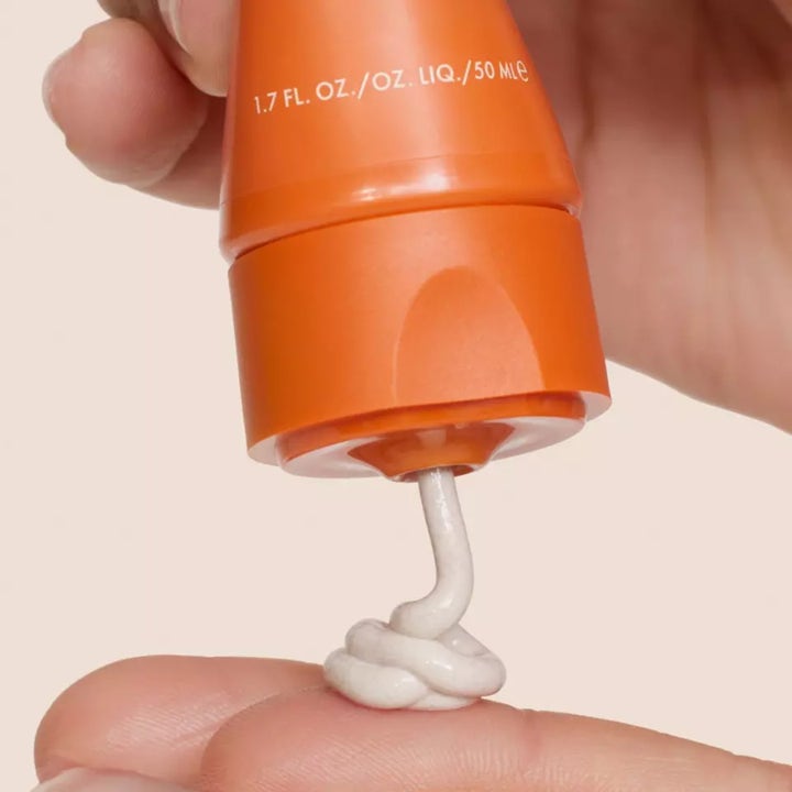 Origins GinZing SPF40 Tinted Moisturizer 50 ml energigivende solcreme i orange tube med lys cremetekstur