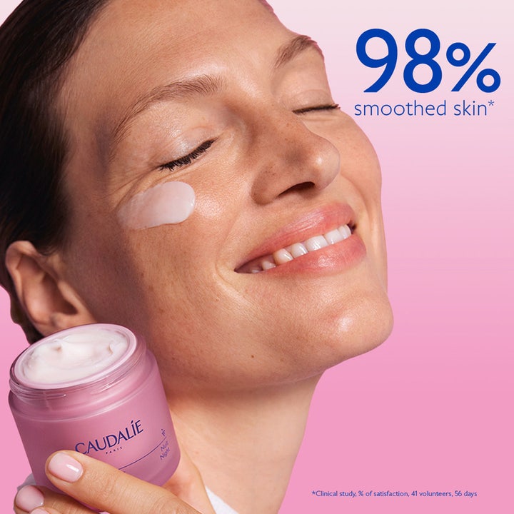 Caudalie Resveratrol-Lift Firming Night Cream 50 ml opstrammende natcreme på kvinde med teksten 98% smoothed skin.