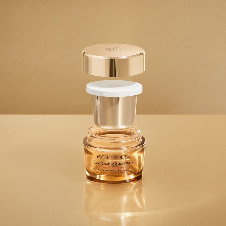 Estée Lauder Revitalizing Supreme+ Youth Power Creme 50 ml dagcreme med refill-kapsel over en gylden glaskrukke