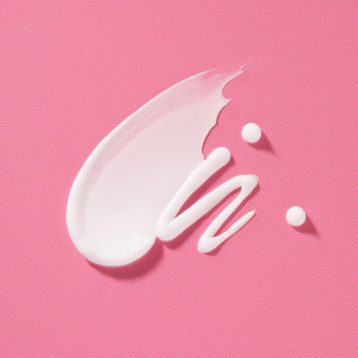 Torriden CELLMAZING Firming Eye Cream 30 ml opstrammende øjencreme i en hvid cremet tekstur mod en lyserød baggrund