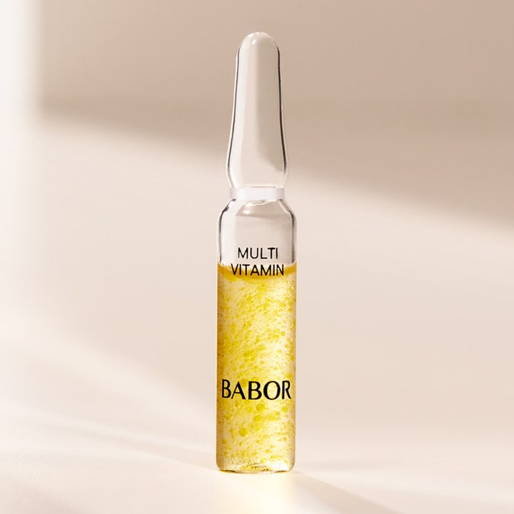 Babor Ampoule Multi Vitamin 14 ml nærende serum i en klar glasampul med gult boblende indhold.