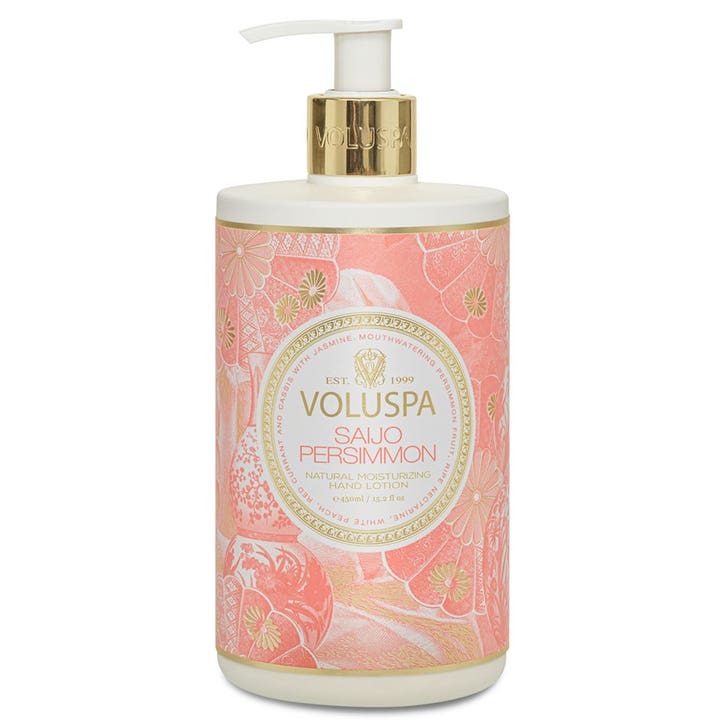 Voluspa Saijo Persimmon 450 ml fugtgivende håndlotion i hvid pumpeflaske med guld og lyserødt mønster