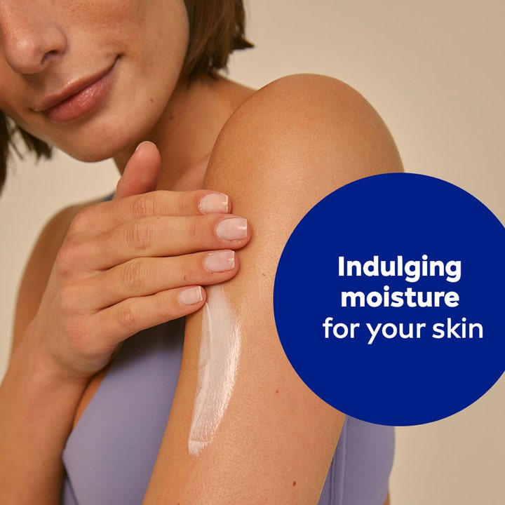 NIVEA Smooth Caring Lotion 250 ml fugtgivende body lotion med hvid creme på arm og teksten Indulging moisture for your skin