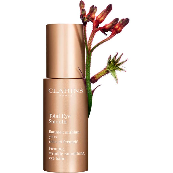 Clarins Total Eye Smooth 15 ml øjencreme mod rynker i en rosaguld pumpeflaske med en rødlig plante