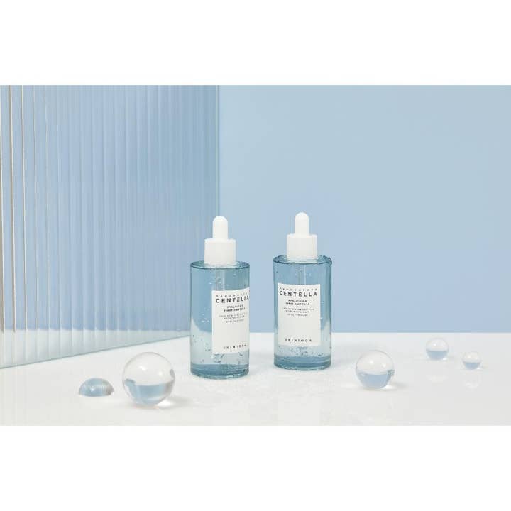 SKIN1004 Madagascar Centella Hyalu-Cica First Ampoule 100 ml fugtgivende serum i klare flasker med lyseblå væske.