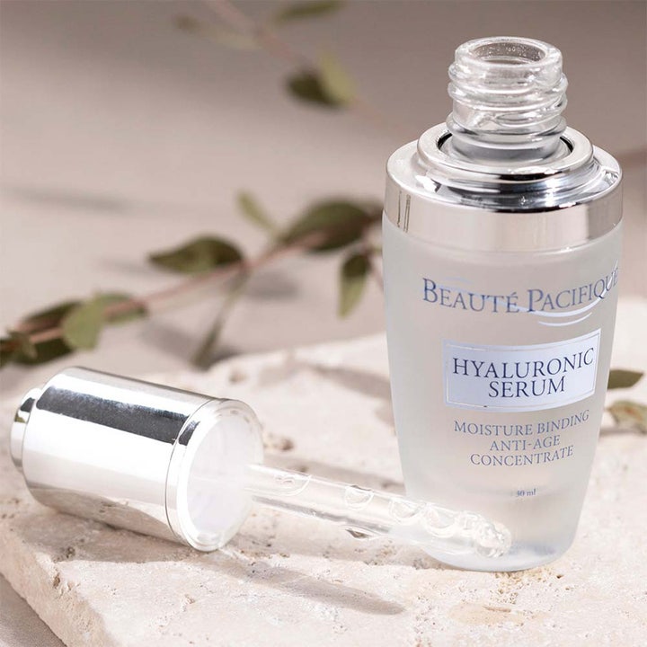 Beauté Pacifique Symphonique Hyaluronic Serum 30 ml fugtbindende anti-age serum i frostet glas med sølvpipette