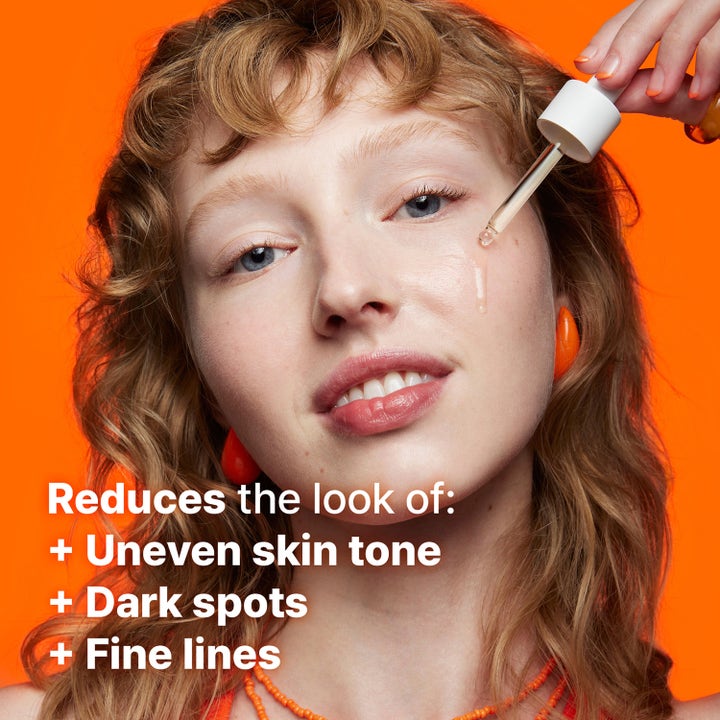 Dr.Jart+ Brightamin Brightening Serum Ampoule 8,08 g serum mod mørke pletter påføres model med pipette.