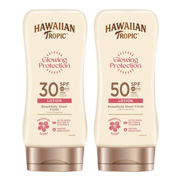 Hawaiian Tropic Glowing Protection SPF 30 og 50 solcreme der giver glød i to beige flasker med metalliske bronzelåg.
