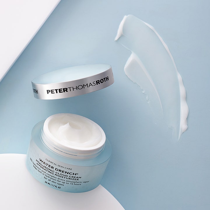 Peter Thomas Roth Water Drench Cloud Creme 50 ml fugtgivende ansigtscreme i lyseblå krukke med hvid teksturprøve
