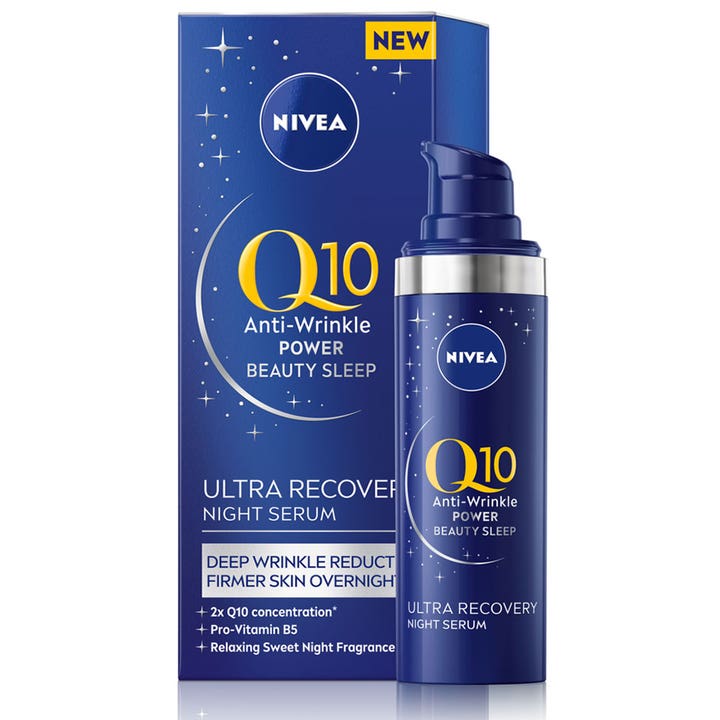NIVEA Q10 Power Ultra Recovery Night Serum 30 ml mod rynker i mørkeblå pumpeflaske og æske med stjernedetaljer.