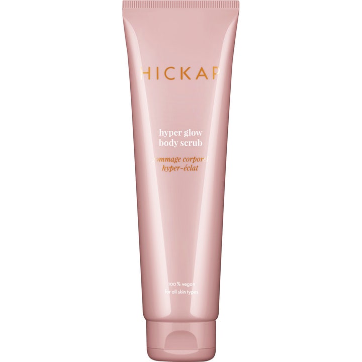 Hickap Hyper Glow Body Scrub eksfolierende kropspleje der giver glød i en lyserød tube med elegante gulddetaljer