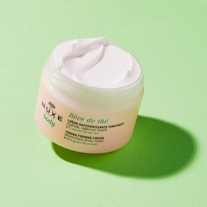 Nuxe Body Rêve de Thé Firming Cream 200 ml opstrammende kropscreme med hvid cremet tekstur i en åben krukke