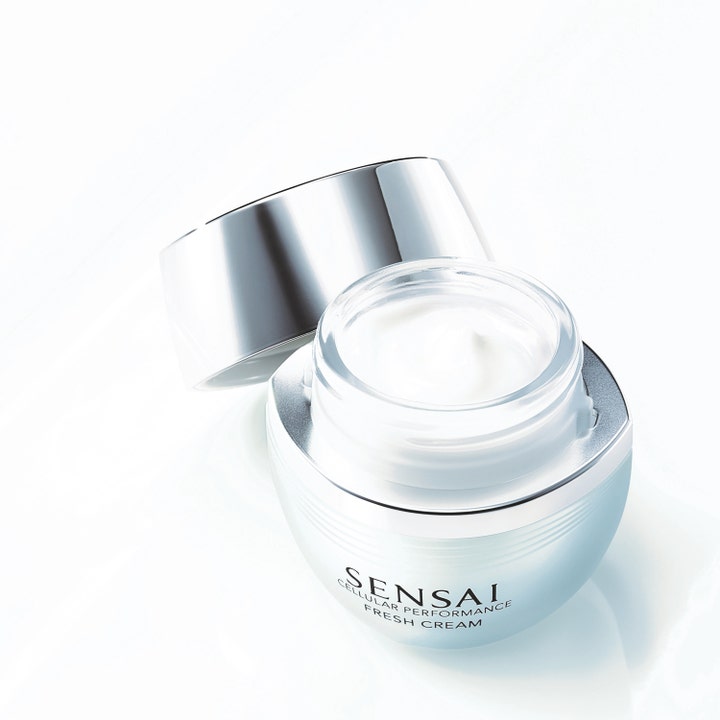 Sensai Cellular Performance Fresh Cream 40 ml fugtgivende dagcreme i krukke med sølvlåg og cremet hvid tekstur