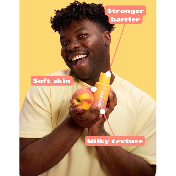 Smuuti Skin Peach Barrier Toner 130 ml ansigtsvatten holdt af mand med fersken og tekst om milky texture