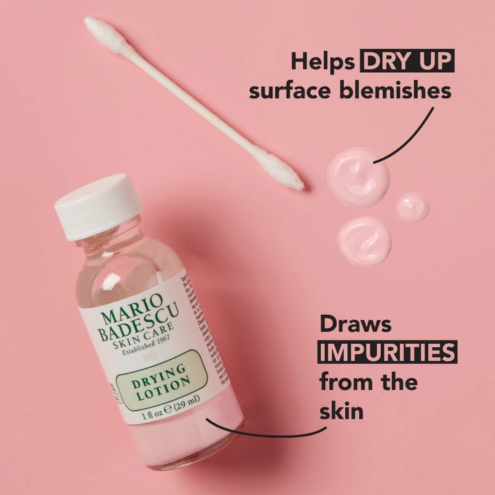 Mario Badescu Drying Lotion 29 ml mod urenheder med lyserød formel og vatpind på pink baggrund.
