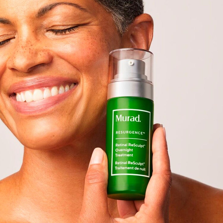 Murad Retinal ReSculpt Treatment 30 ml serum mod rynker i grøn flaske ved siden af en smilende kvindes ansigt