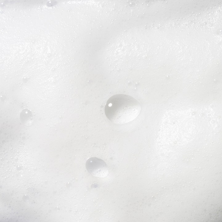 IDUN Minerals Cleansing Face & Eye Mousse 150 ml ansigtsrens med en let og luftig hvid skumtekstur og fine bobler.