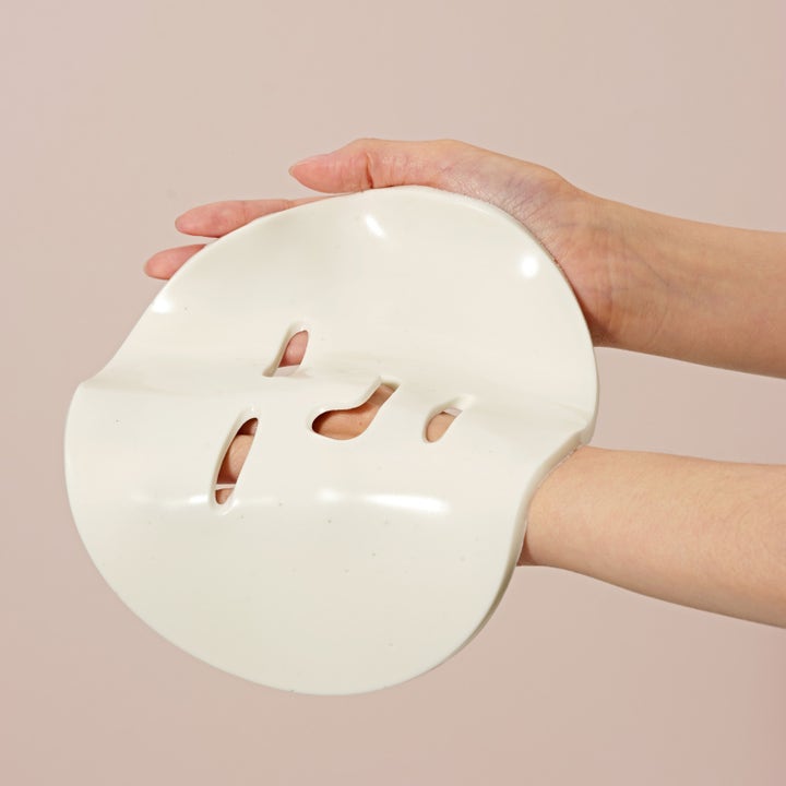 Dr. Ceuracle Expert Collagen Firming Modeling Mask 30 g opstrammende ansigtsmaske i hvid fleksibel gummimateriale i hænder