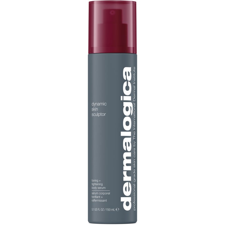 Dermalogica Dynamic Skin Sculptor 150 ml oppstrammende kropsserum i grå sprayflaske med mørkerødt gennemsigtigt låg