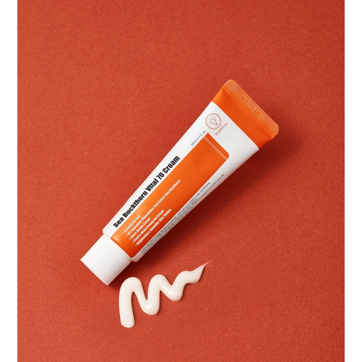 Purito Sea Buckthorn Vital 70 Cream 50 ml lysnende dagcreme i orange tube med cremet hvid teksturprøve