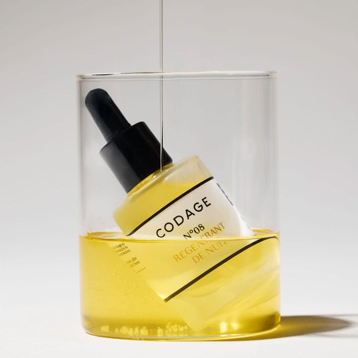 Codage Paris The Serum N°08 Night Rejuvenation 30 ml ansigtsserum i glasflaske nedsænket i gylden olie