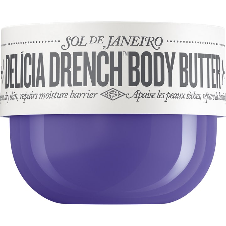 Sol de Janeiro Delícia Drench Body Butter fugtgivende kropscreme mod tør hud i en lilla krukke med hvidt låg.