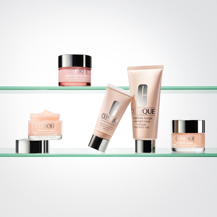 Clinique Moisture Surge 100H 125 ml ansigtscreme i glaskrukke vist i et sæt med andre lyserøde tuber.