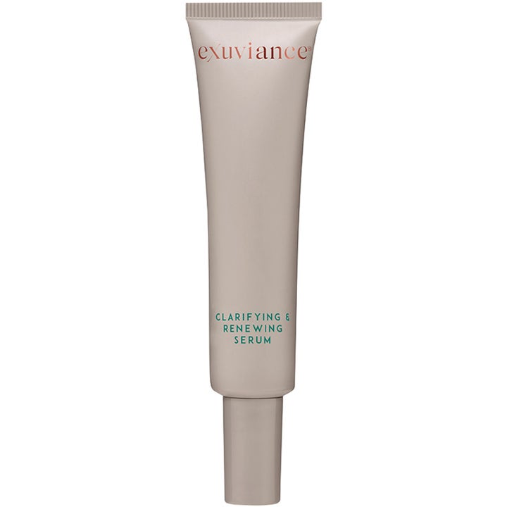 Exuviance Clarifying & Renewing Serum fornyende ansigtsserum i en elegant beige tube med grøn tekst og rosaguld logo