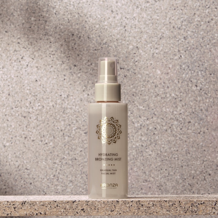 Bronza Hydrating Bronzing Mist Coconut 100 ml fugtgivende selvbruner spray på stenbaggrund