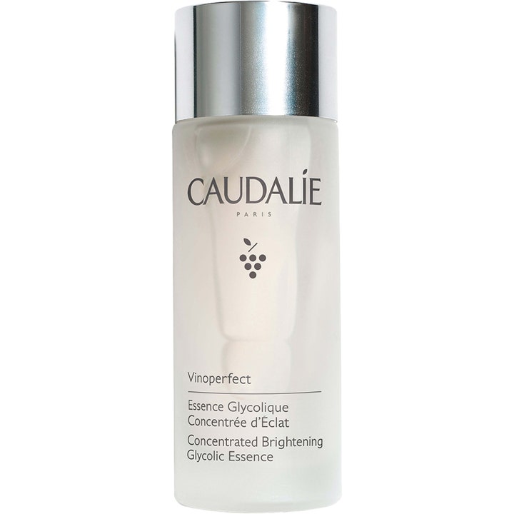Caudalie Vinoperfect Concentrated Brightening Glycolic Essence 150ml giver glød i en frostet glasflaske med sølvlåg.