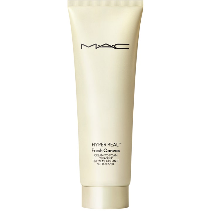 MAC Hyper Real Fresh Canvas Cream-to-Foam Cleanser ansigtsrens i en stilren cremefarvet tube med sort logo.