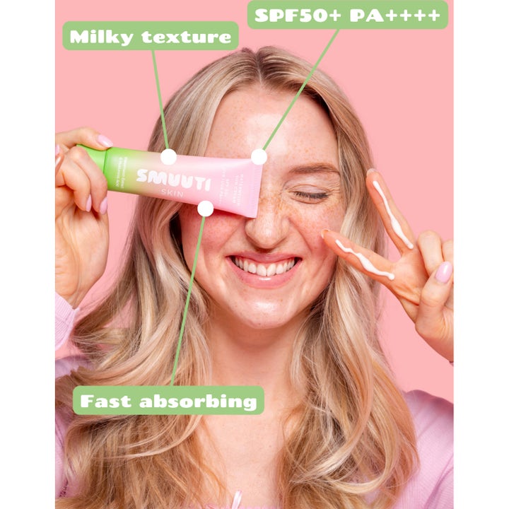 Smuuti Skin Watermelon Sun Cream 50 ml solcreme med SPF 50 påført en kvindes fingre med en mælkeagtig tekstur