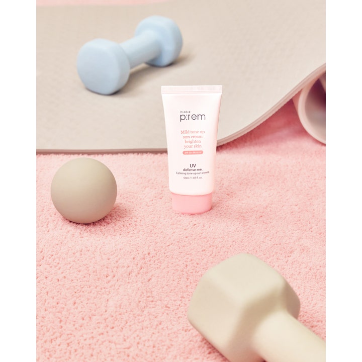 Make Prem UV Defense Me Calming Tone Up Sun Screen 50 ml solcreme med SPF 50 i hvid tube vist med en blå håndvægt
