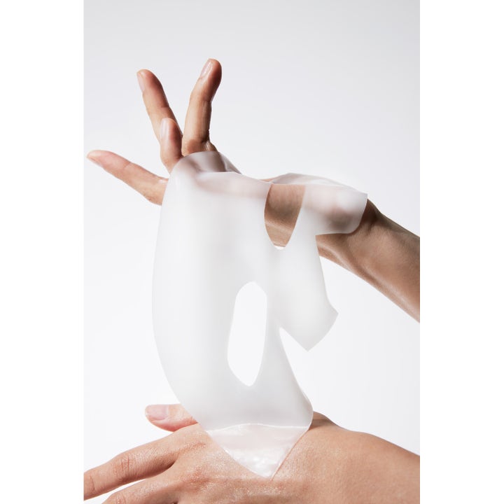 Biodance Hydro Cera-Nol Real Deep Mask 136 g beroligende sheet mask i hvid geltekstur holdt i hænder